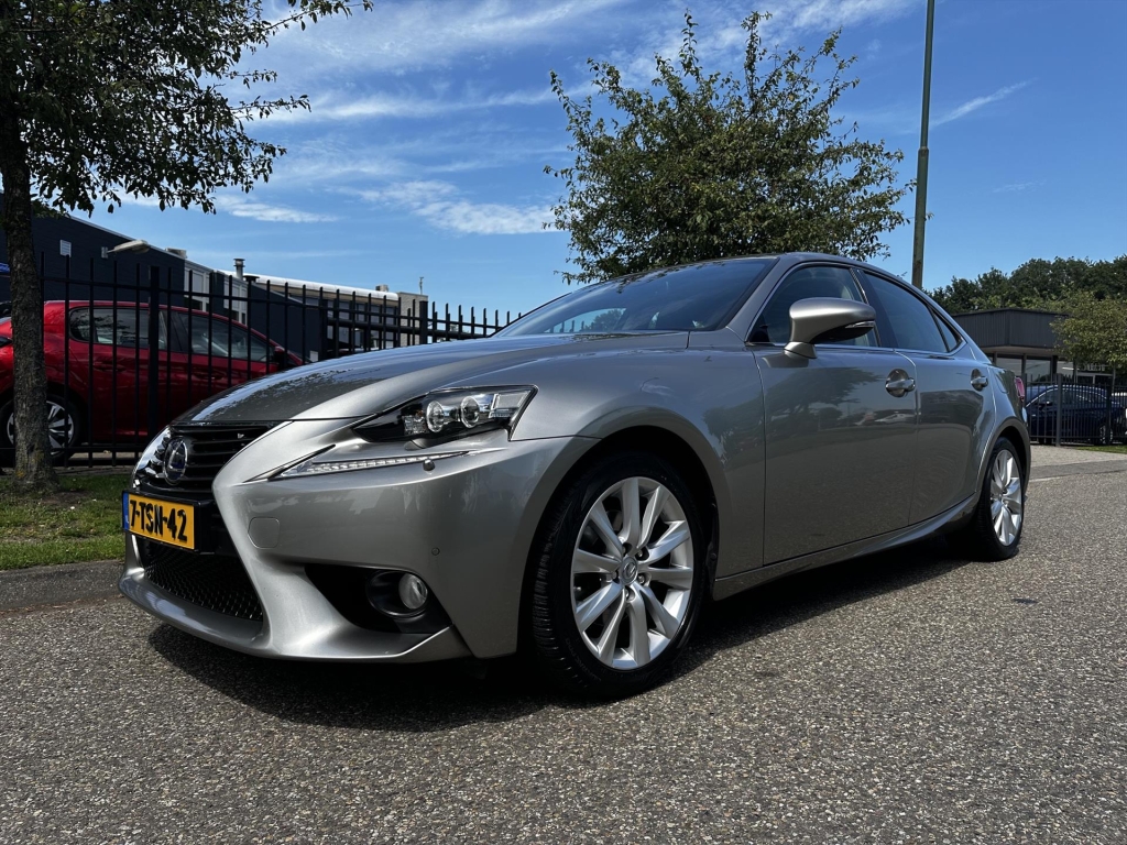 Lexus IS